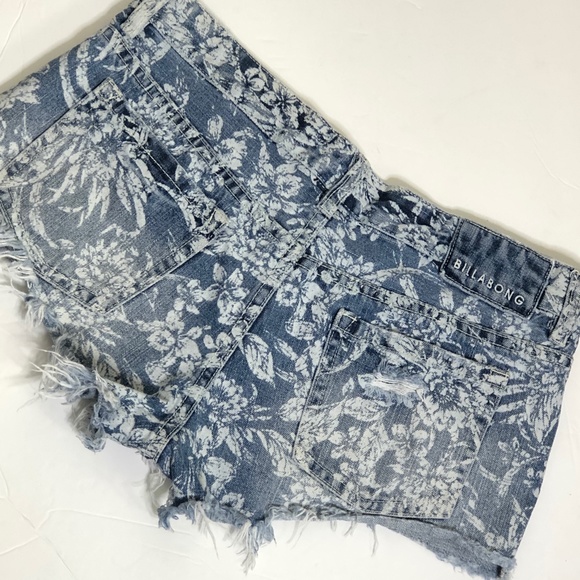 BILLABONG time keeps Floral Print Denim Distressed Shorty Shorts Size 5 - Picture 13 of 16